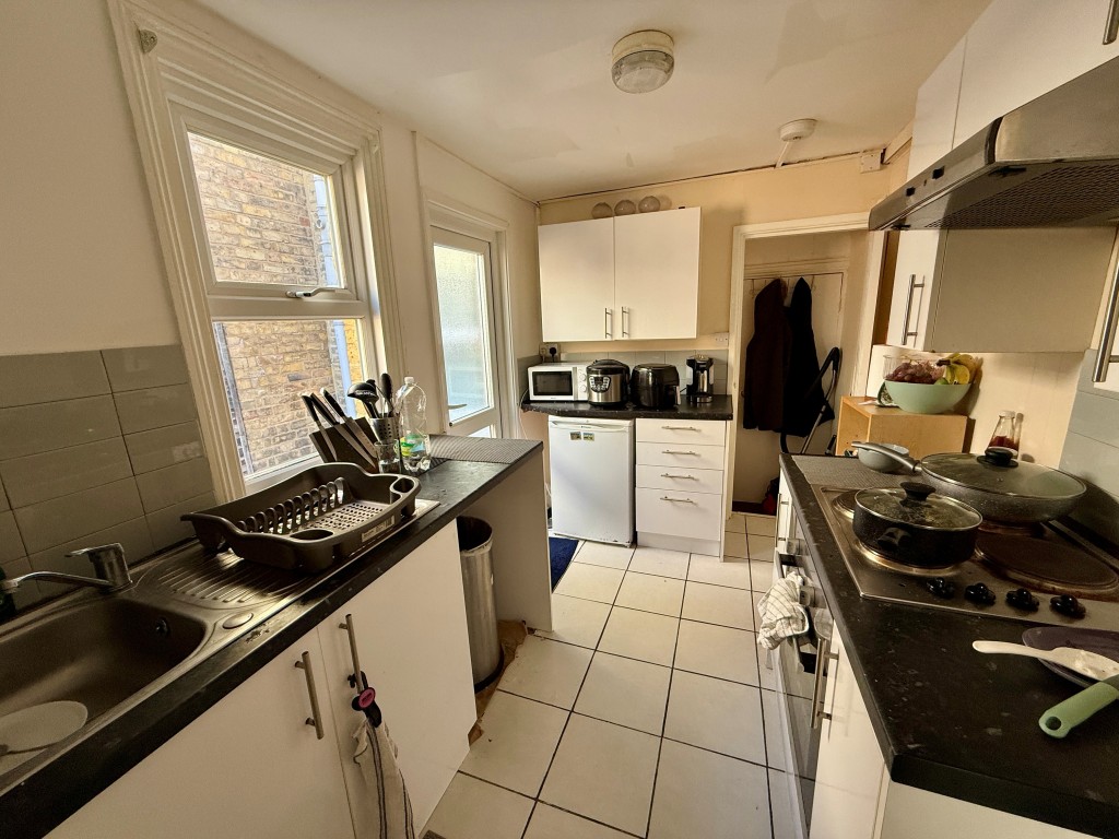 Lot: 123 - FREEHOLD BLOCK OF TWO FLATS FOR INVESTMENT - Ground floor - Kitchen